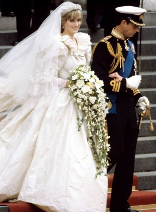  - Принцы Уильям и Гарри одолжили свадебное платье своей мамы принцессы Дианы