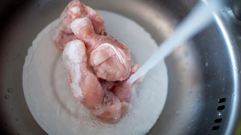 8 опасных для здоровья ошибок, которые все совершают с замороженными продуктами - 1. Использование старой, негерметичной посуды