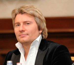 - Поклонница стащила Николая Баскова со сцены