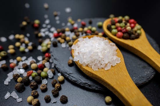 6 распространенных видов пищевой соли, один из которых употреблять не рекомендуется -  