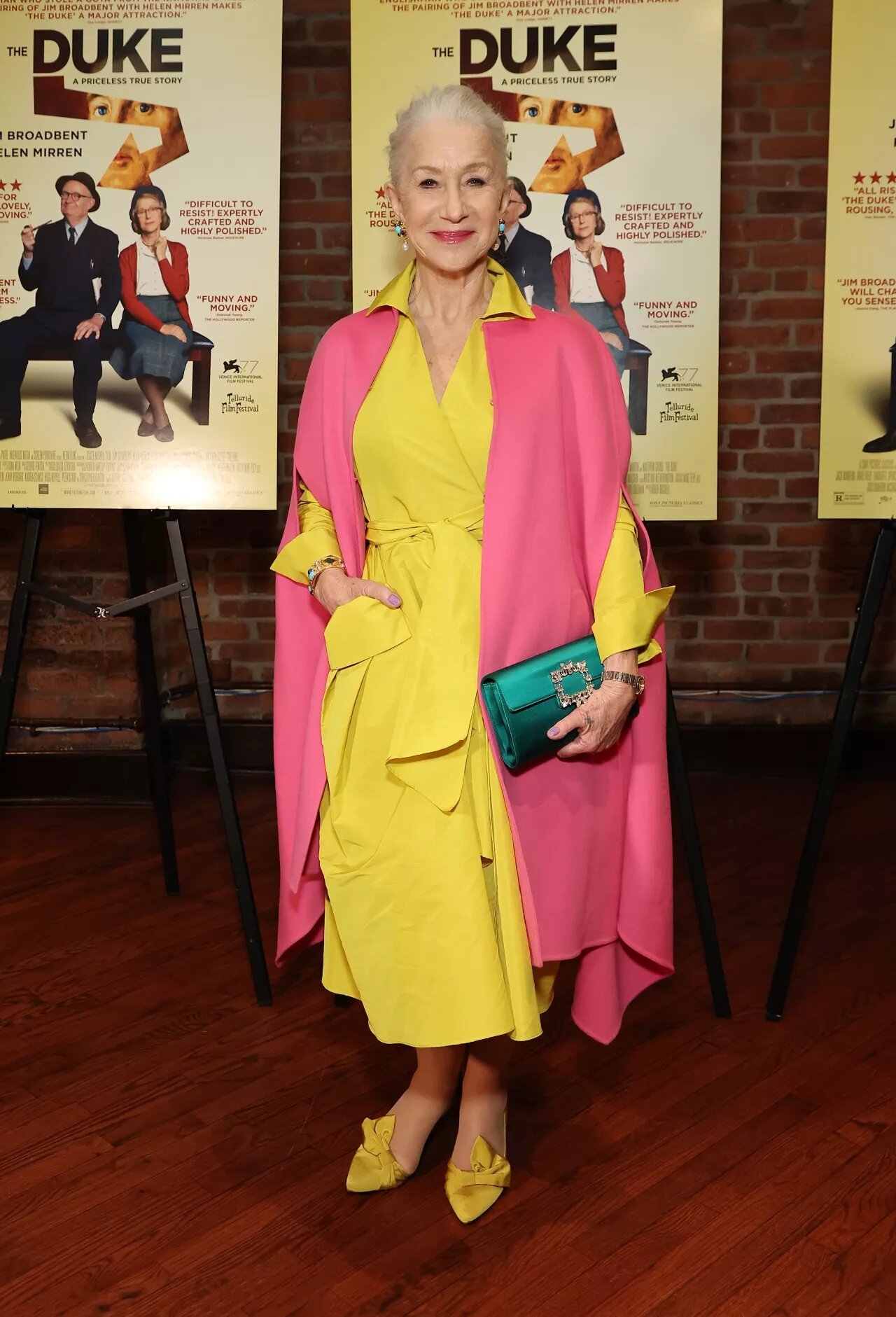  - Хелен Миррен впечатляет своим неоново-розовым плащом и ярким желтым платьем