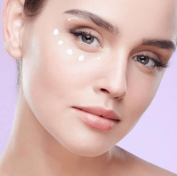 3 способа неправильного нанесения крема для кожи вокруг глаз - Большое количество средства