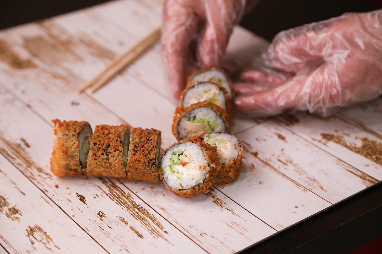 Вы все это время ели суши неправильно: 7 самых распространенных ошибок - 1. Оскорбительное использование палочек для еды