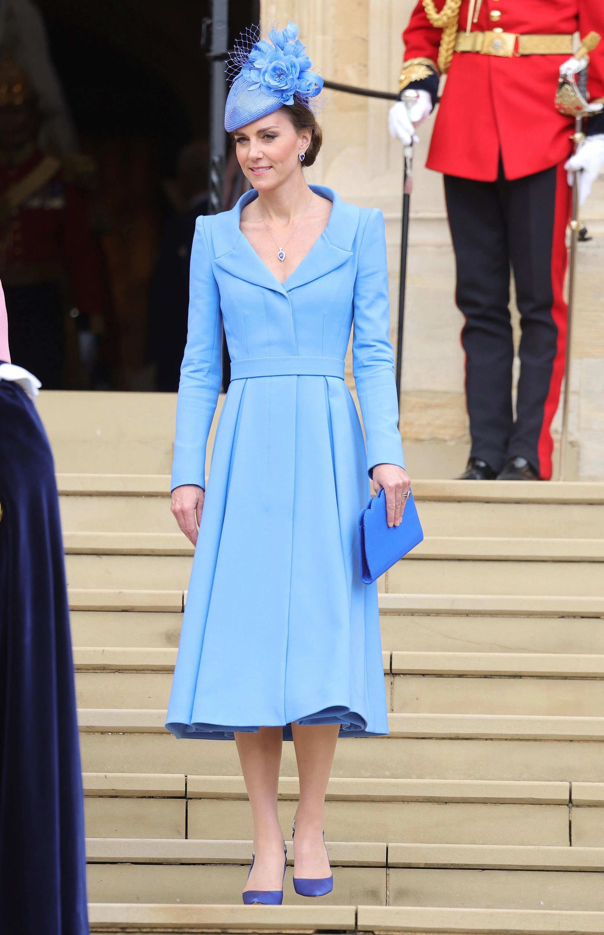 Кейт Миддлтон в синем с ног до головы на церемонии рыцарского ордена -  