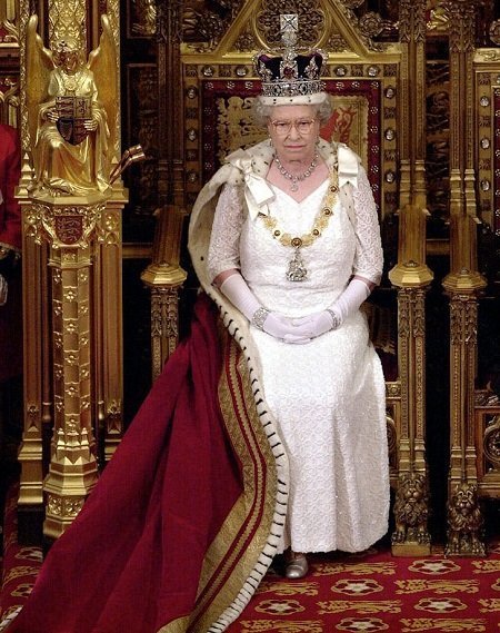 25 самых строгих правил, которым должна следовать королевская семья - Принц Филипп должен идти за королевой