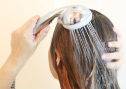 127872 Шампунь для нарощенных волос: каким средством можно мыть удлинение на капсулах, а также нужна ли профессиональная косметика и кондиционер по уходу и укладке? Инструменты и материалы